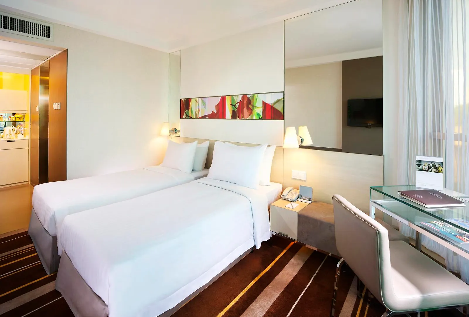 The Royal Pacific Hotel & Towers Hongkong 4*,