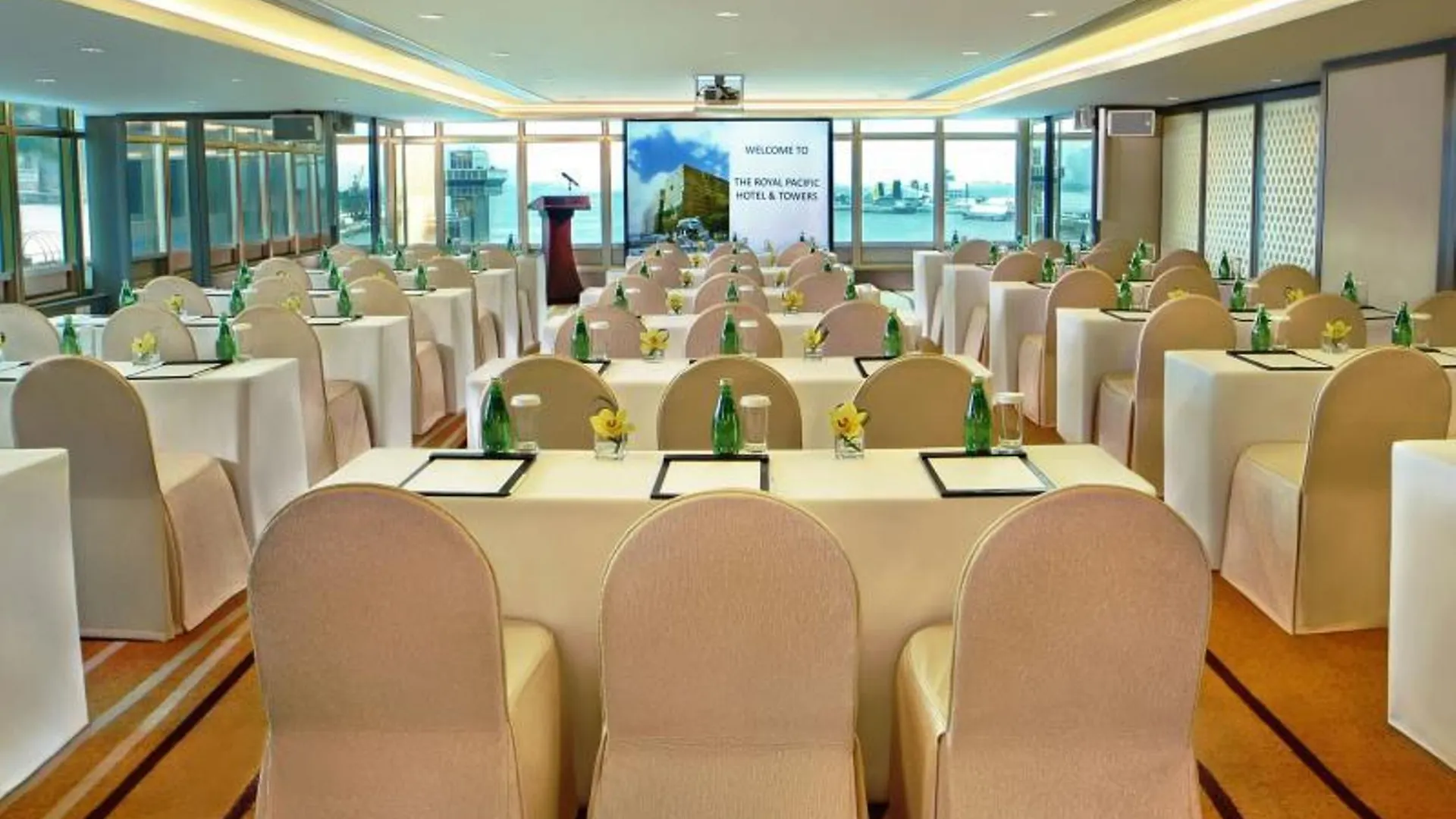 The Royal Pacific Hotel & Towers Hongkong 4*,  Chiny